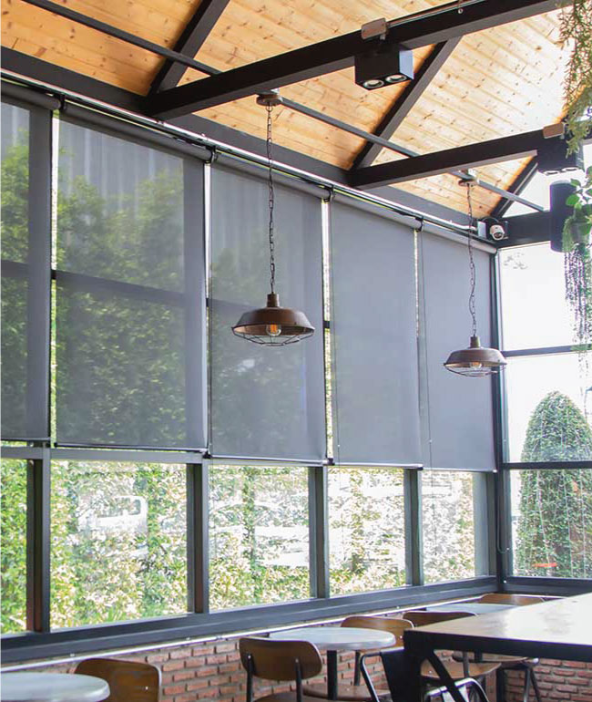 Imagen de cortinas roller screen semi blackout que instalamos en un cafe de Bariloche